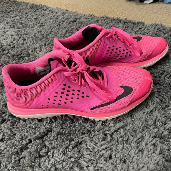Hot pink nikes! 6.5W - Picture 1 of 2